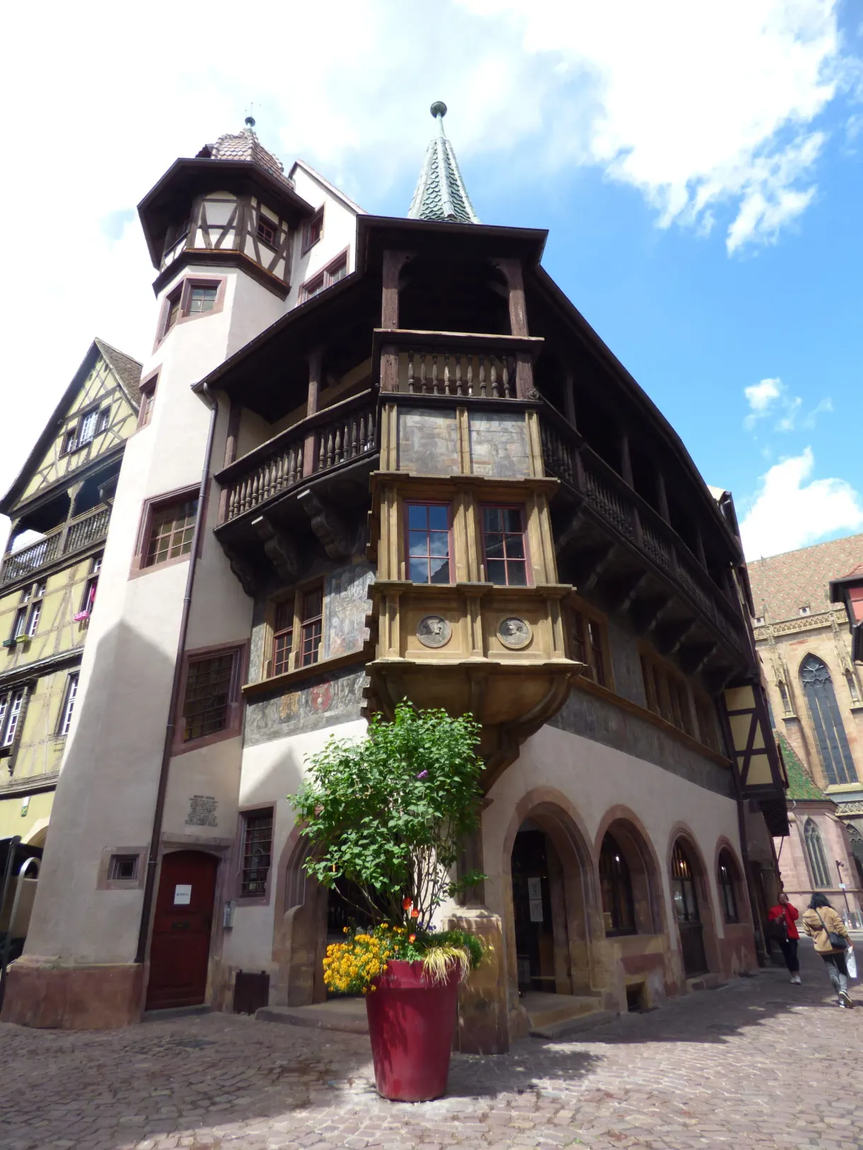 Corner house with a wooden gallery and corbelled turret