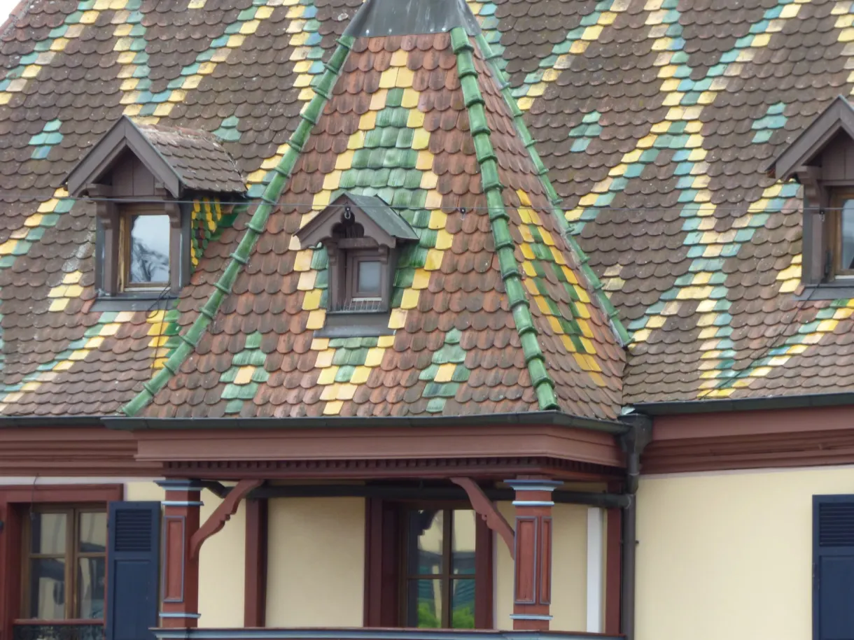 Green and yellow glazed tiles forming diamonds on the roof