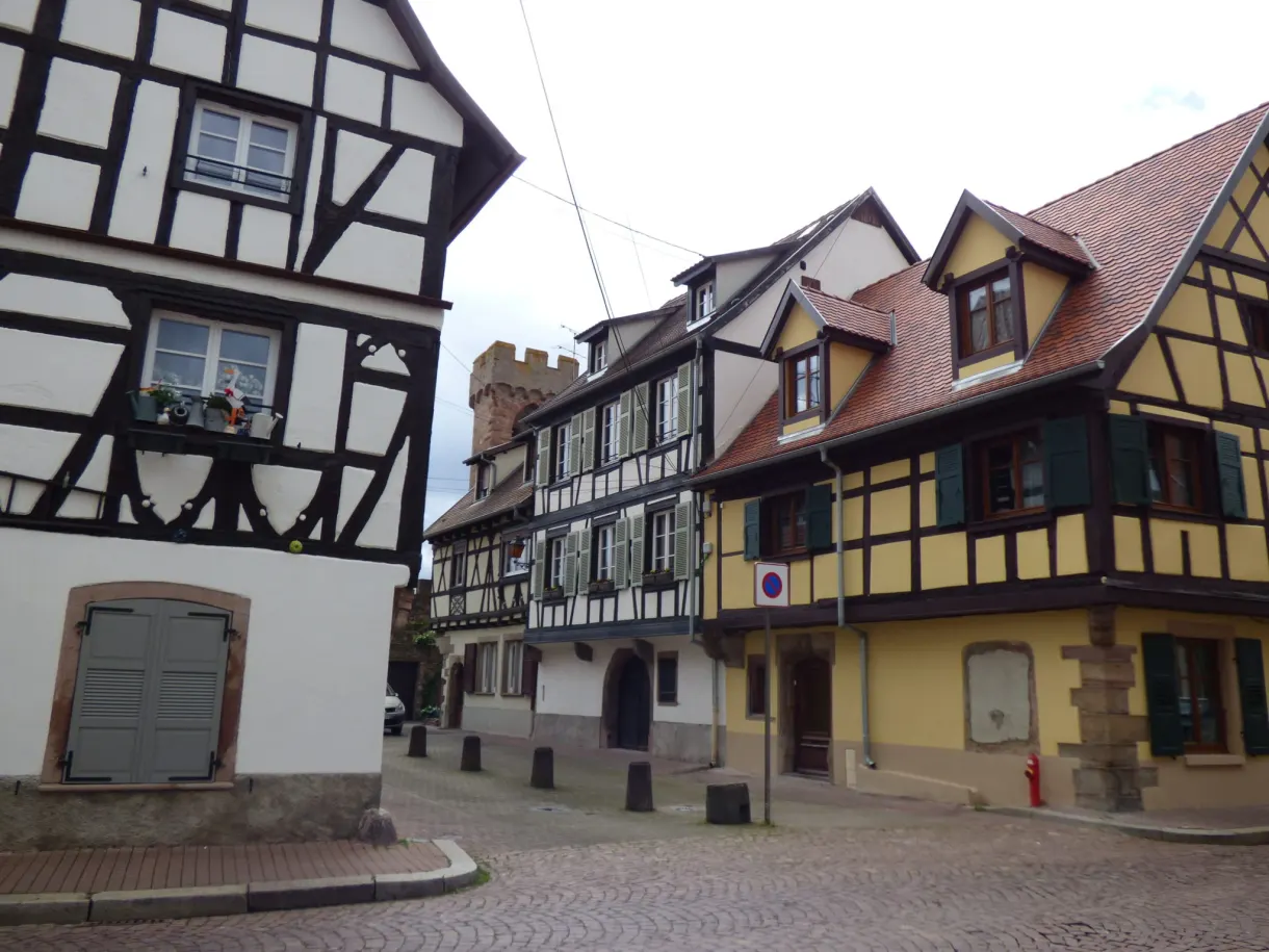Cobbled bend between yellow and white half-timbered houses