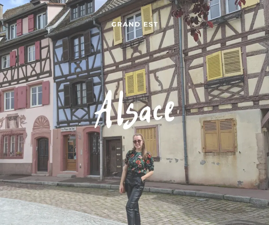Traveller in front of pastel half-timbered houses, cover visual