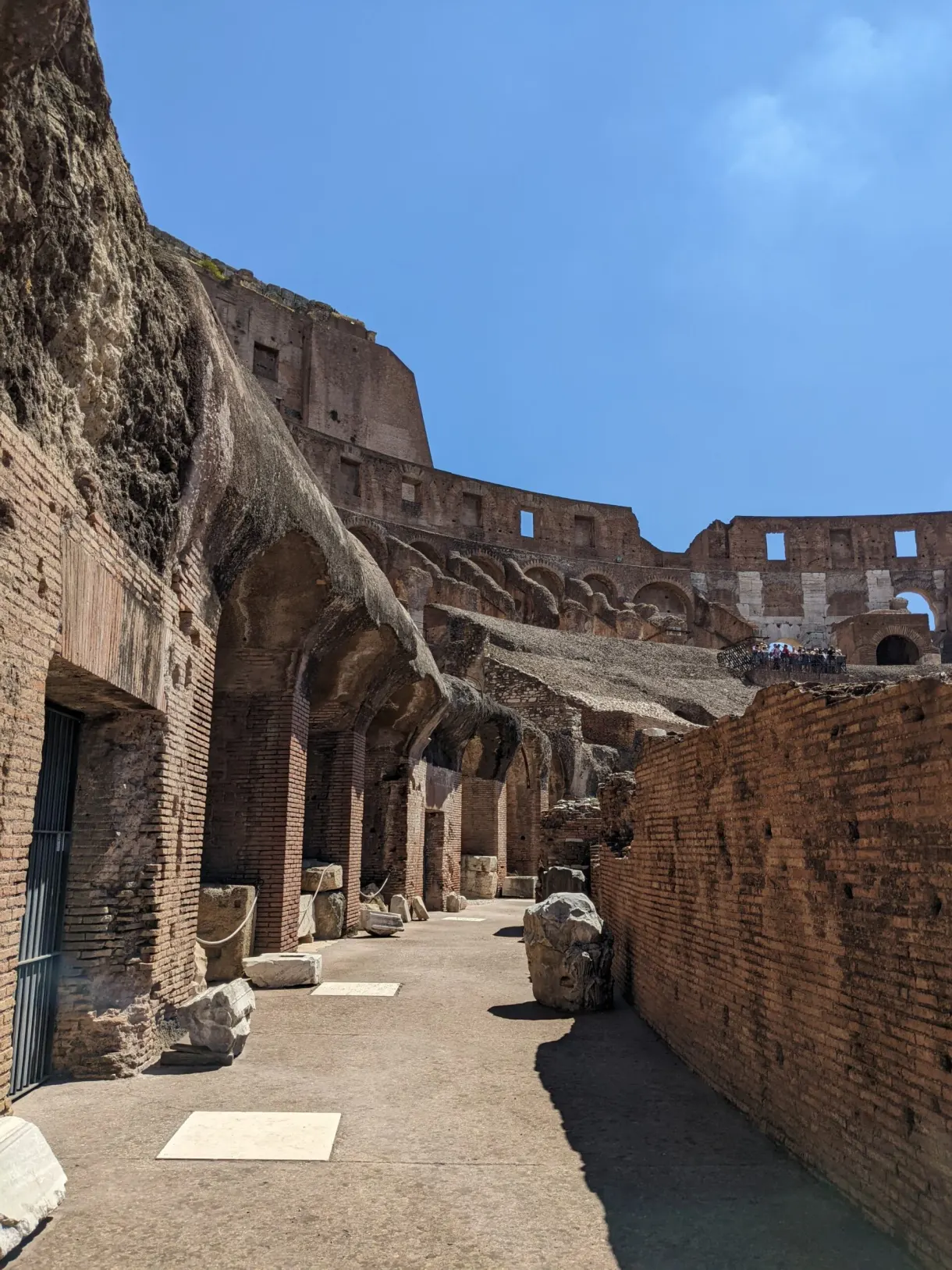 Couloir voûté en brique dans les entrailles de l'amphithéâtre