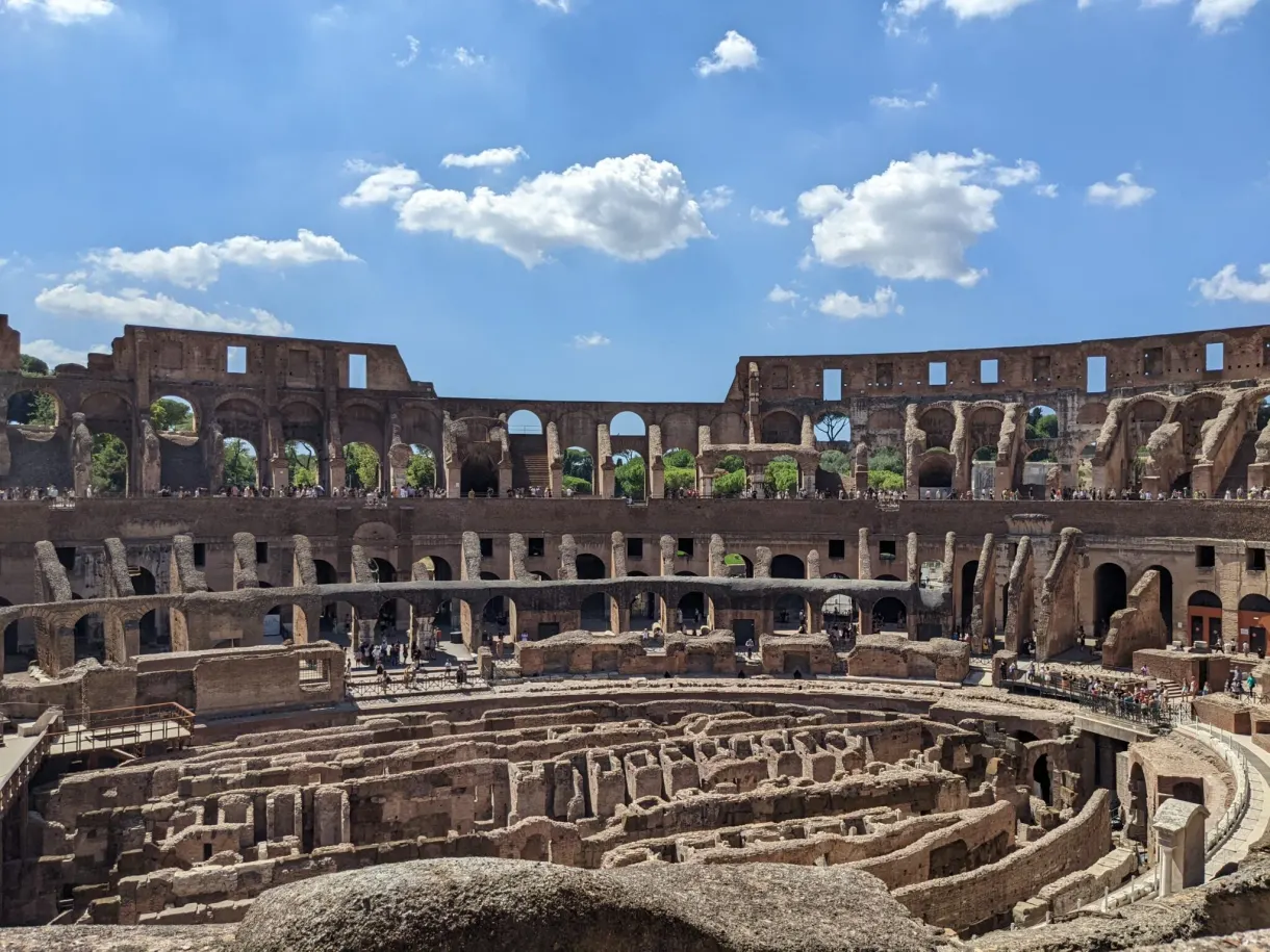 Anneau de gradins et sous-sols mis à nu de l'amphithéâtre