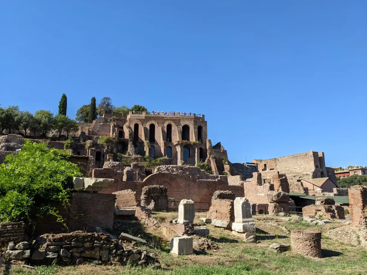Ruines de brique étagées parmi les cyprès du Palatin