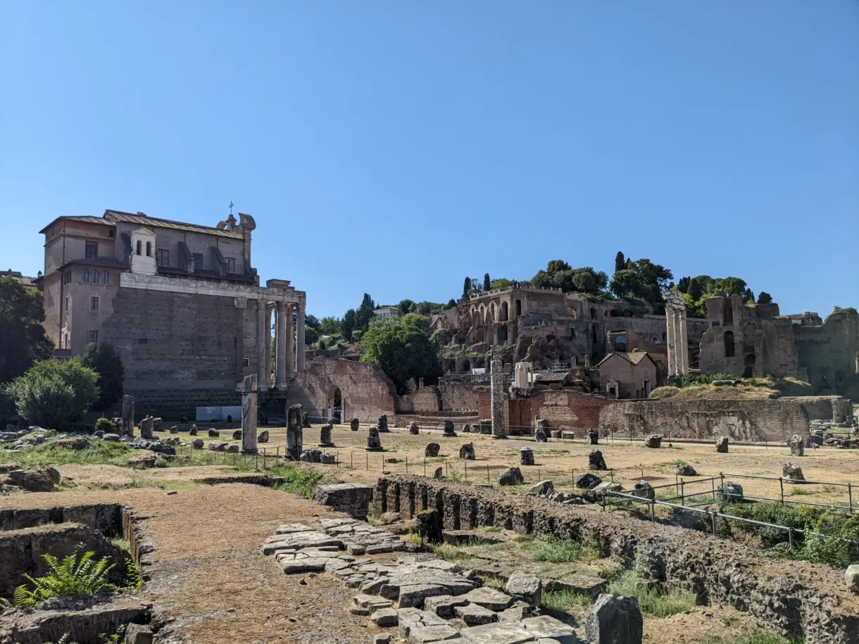 Blocs de marbre alignés au pied des palais en ruine