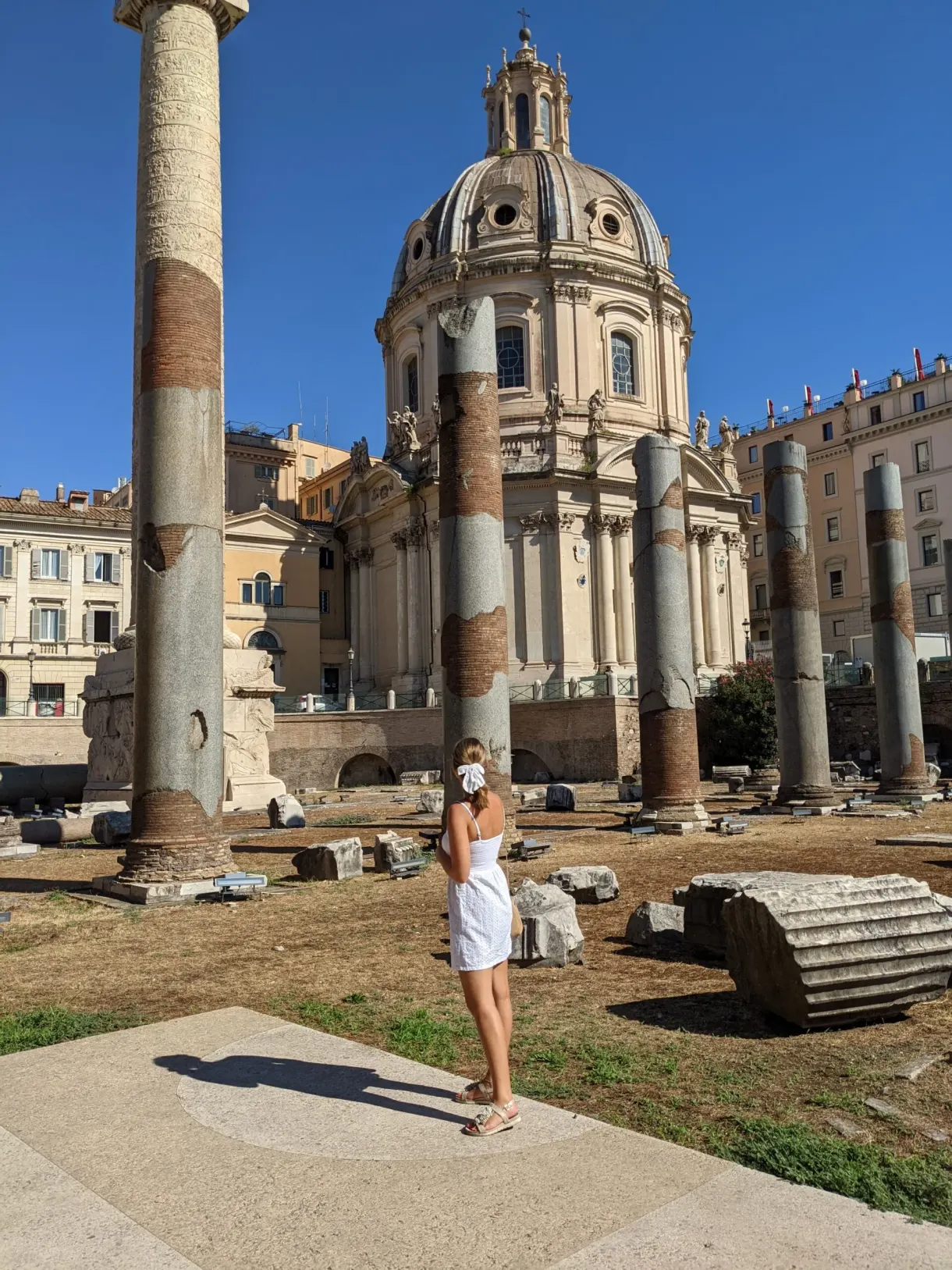 Coupole d'église encadrée par de hautes colonnes antiques