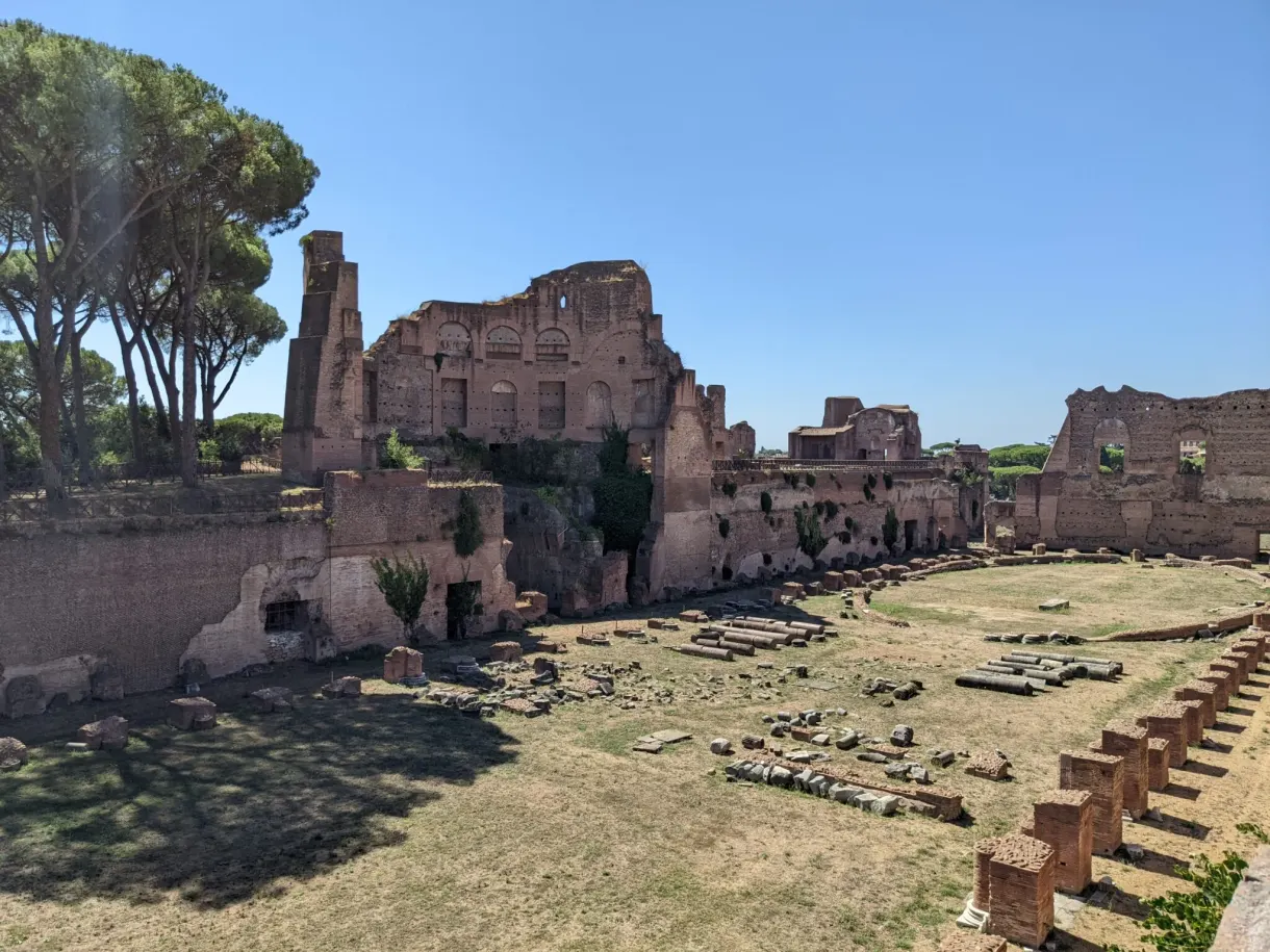 Longue esplanade du stade impérial cernée de murs de brique