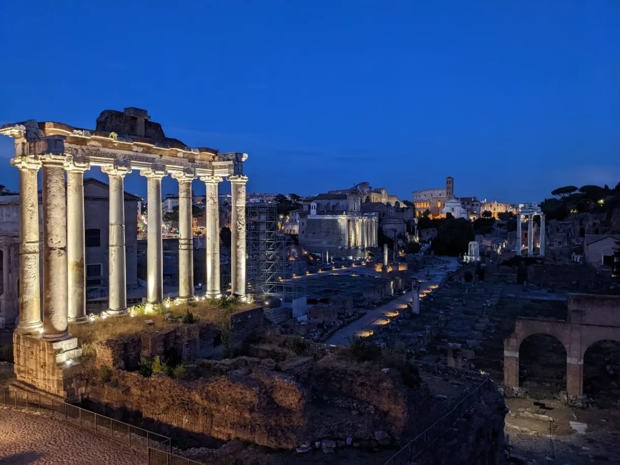 Portique aux hautes colonnes devant le Forum au crépuscule