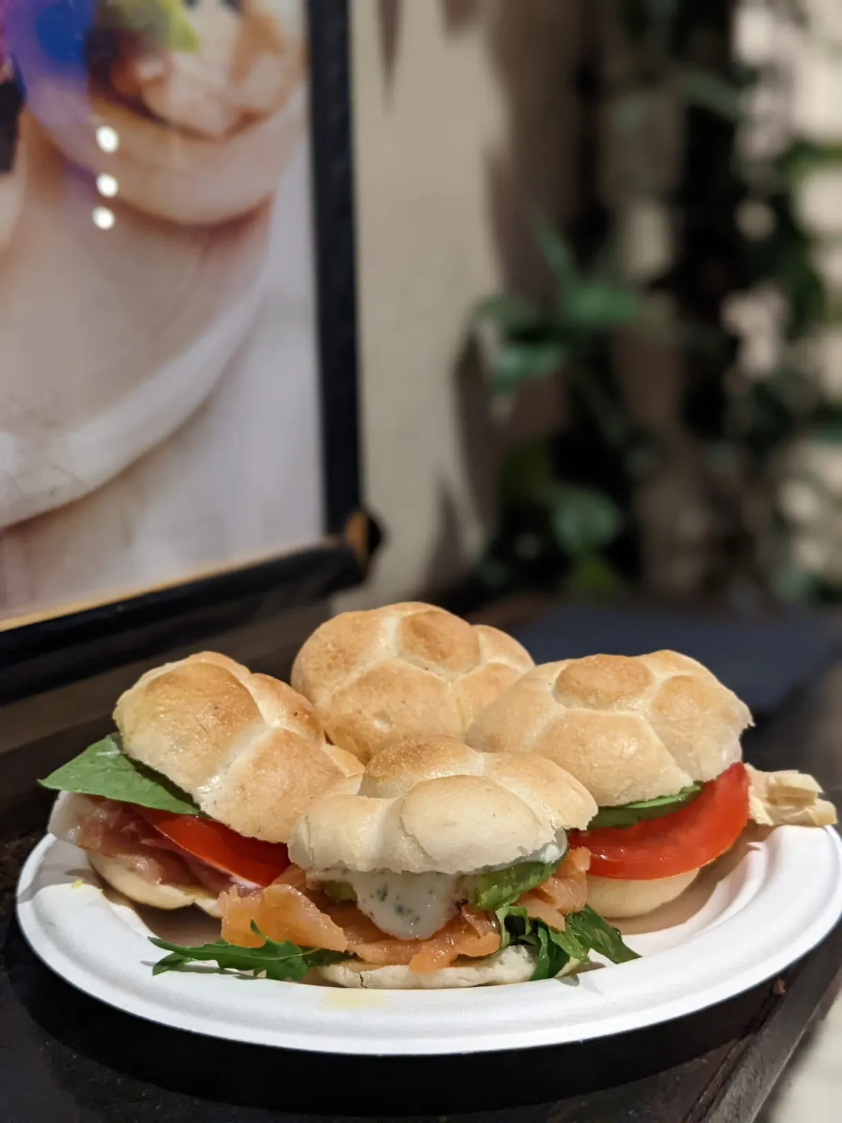 Petits pains garnis de tomate et roquette sur une assiette