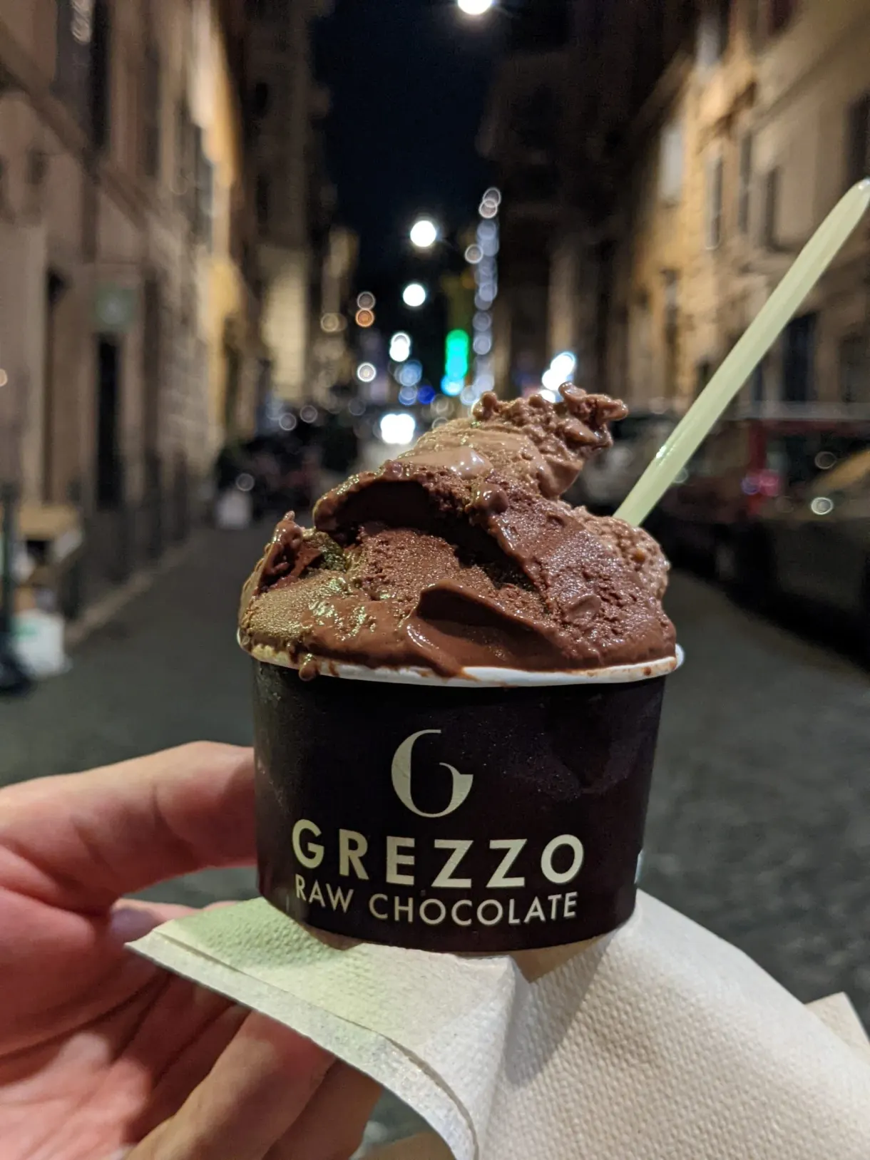 Glace au chocolat foncé sur sa serviette dans la rue éclairée