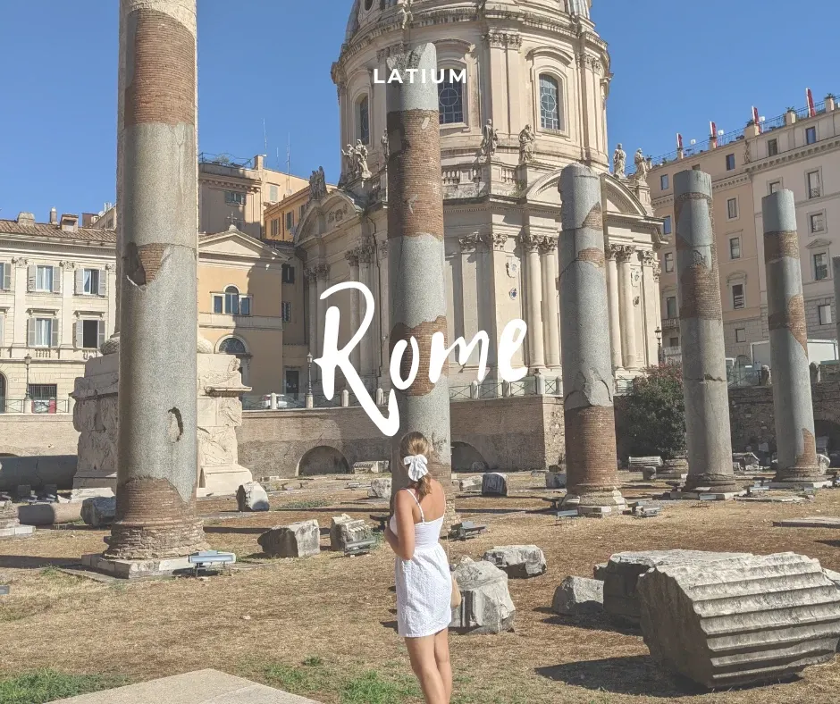 Femme entre les colonnes antiques, visuel de fin d'article