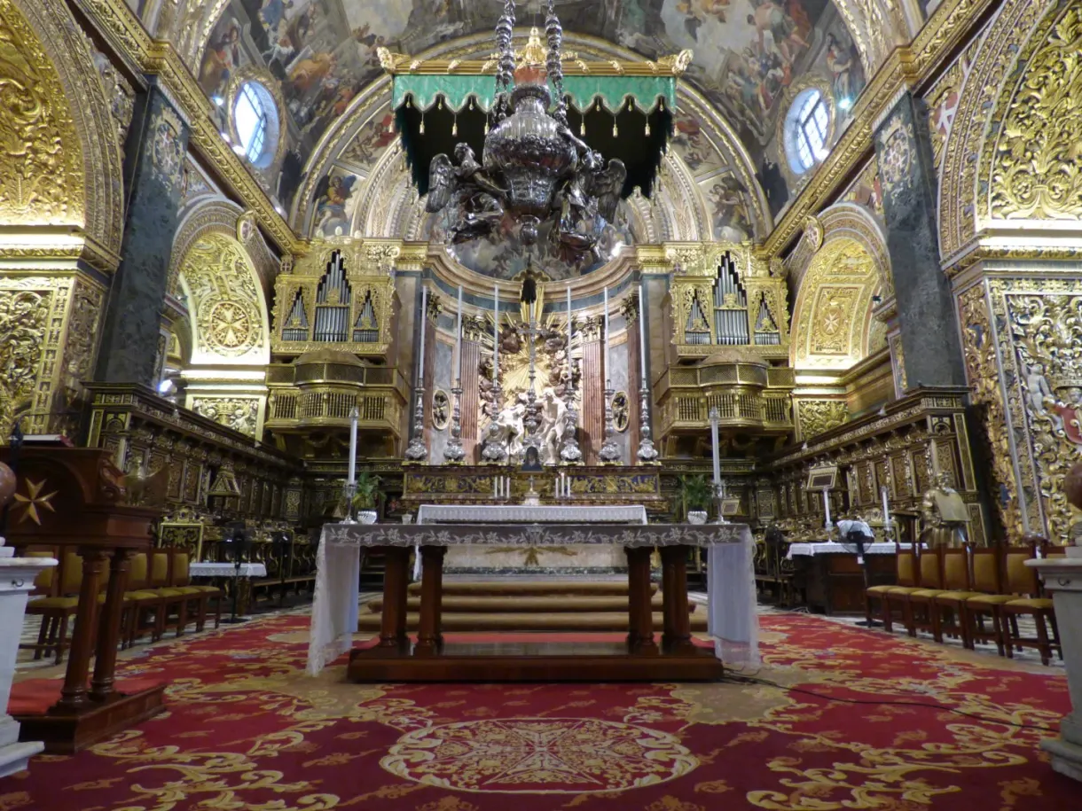 High altar beneath the chandelier and the painted vaults