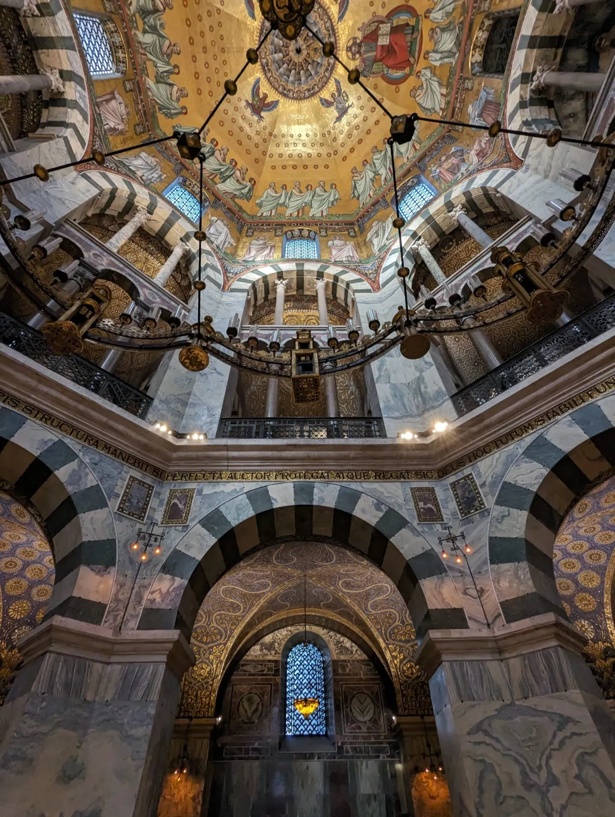 Tiered arcades and gold mosaics of the Carolingian octagon