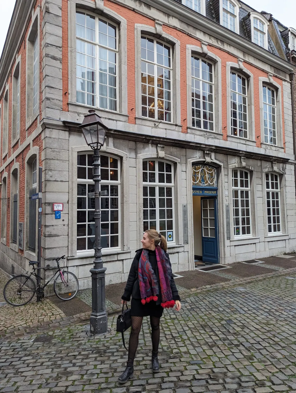 Marie in front of a bourgeois house in Aachen's historic center
