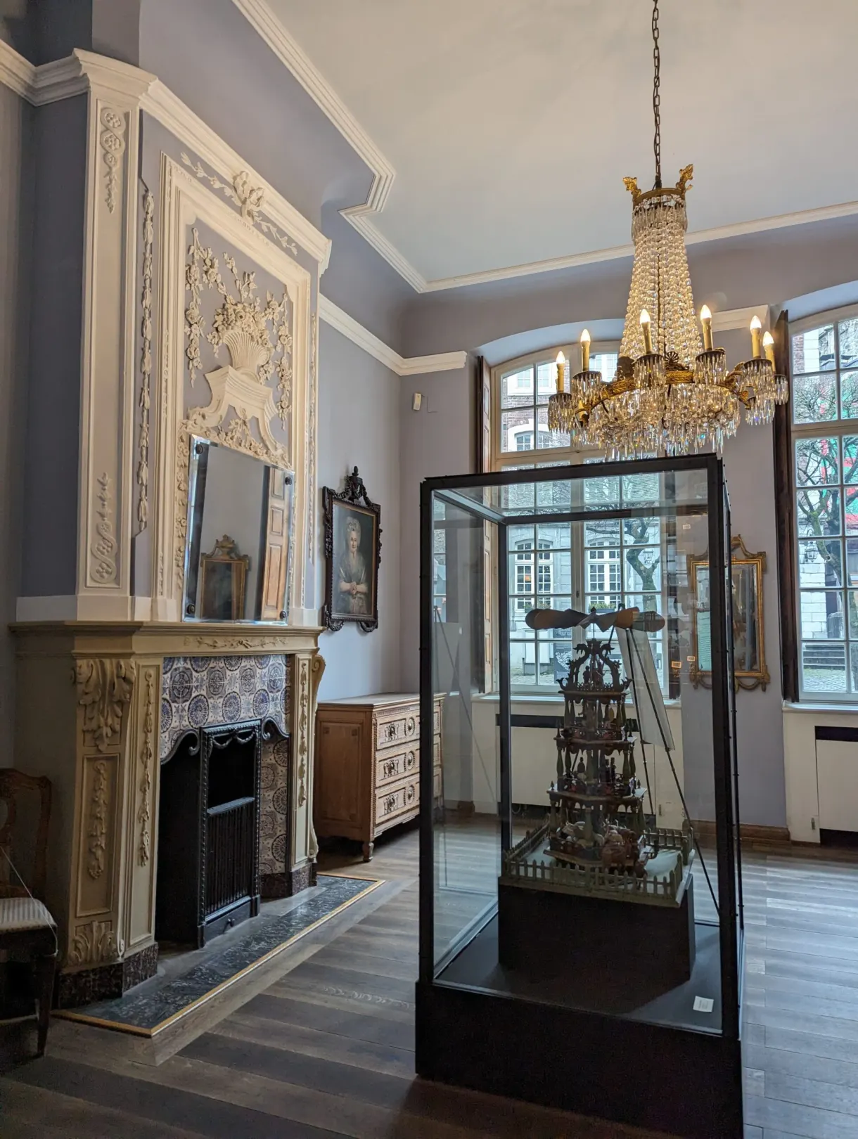 Room in a bourgeois house in Aachen with a fireplace and a chandelier