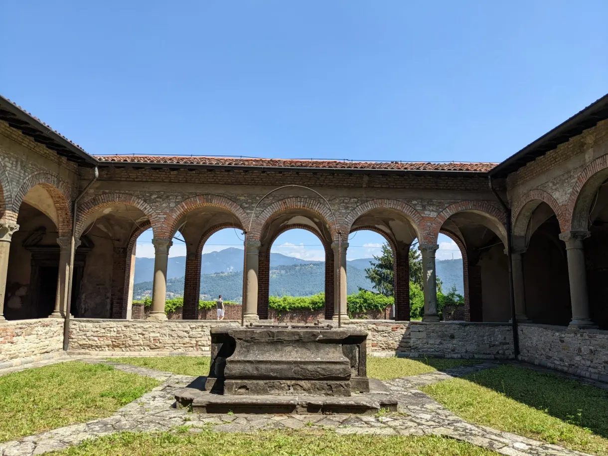 Stone well at the centre of a colonnaded cloister