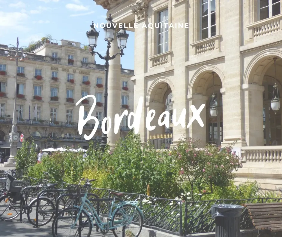 Titre Bordeaux calligraphié sur une place bordée d'immeubles clairs et de vélos
