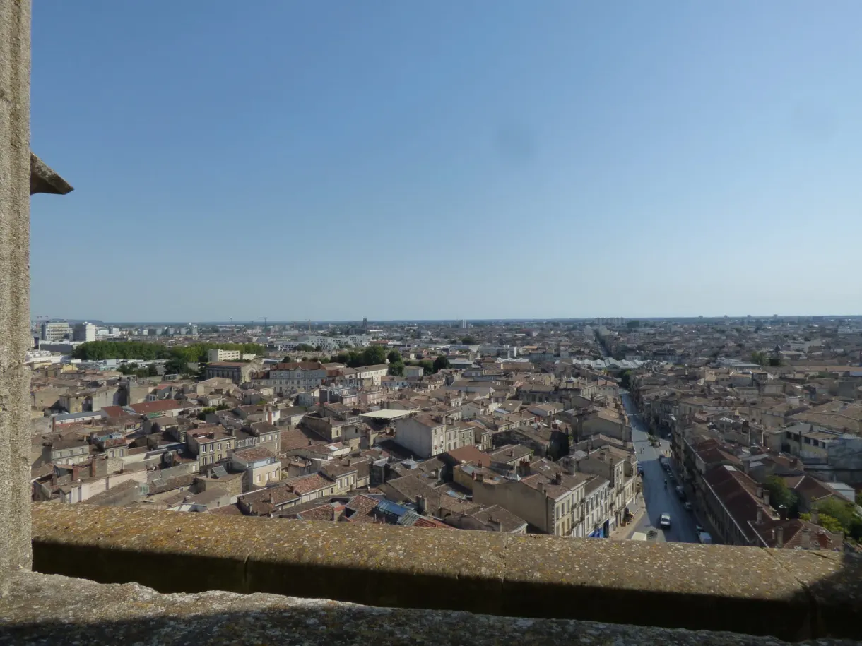 Toits de tuiles de la ville derrière un parapet de pierre