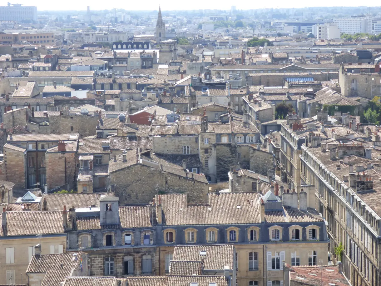 Panorama sur les toits serrés et les cheminées du centre ancien