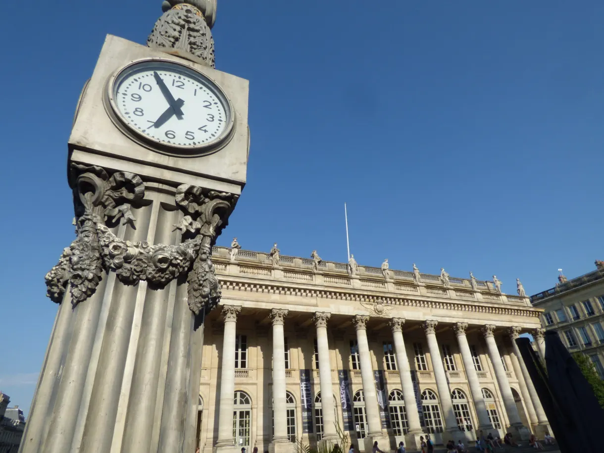 Cadran d'une horloge de rue en gros plan devant le théâtre