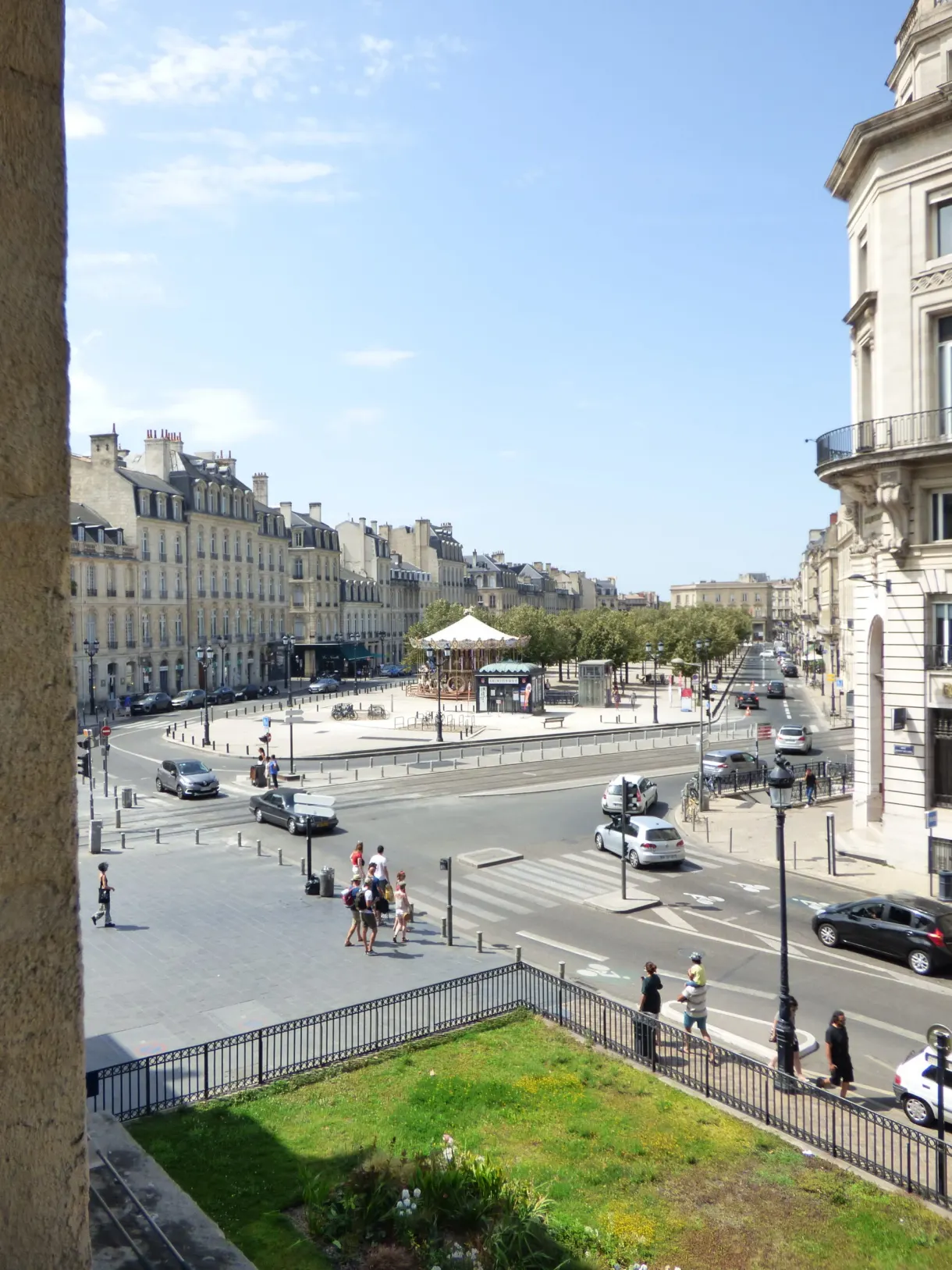 Avenue passante et kiosque depuis une fenêtre en hauteur