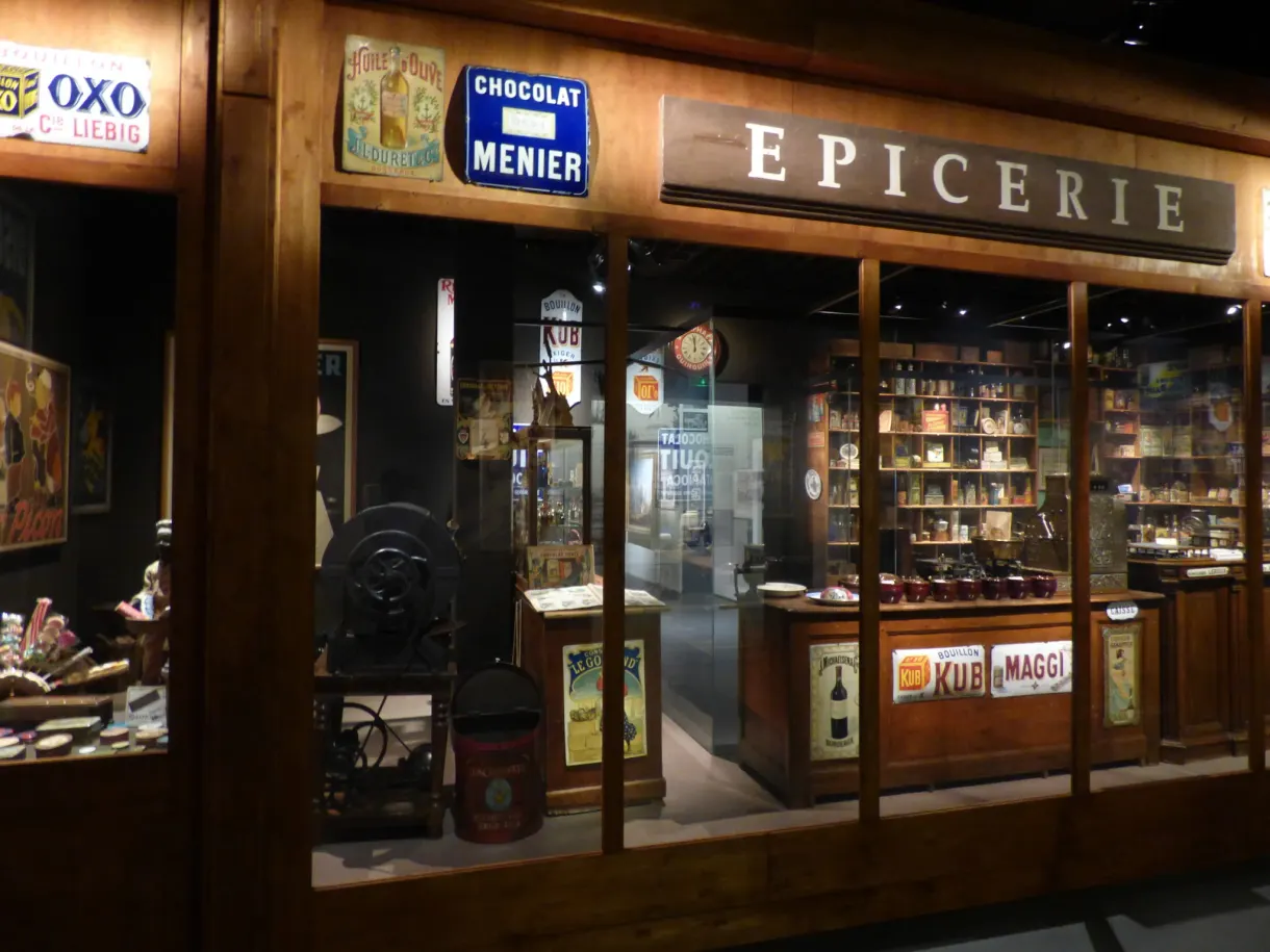 Reconstitution d'une épicerie d'autrefois et ses réclames émaillées