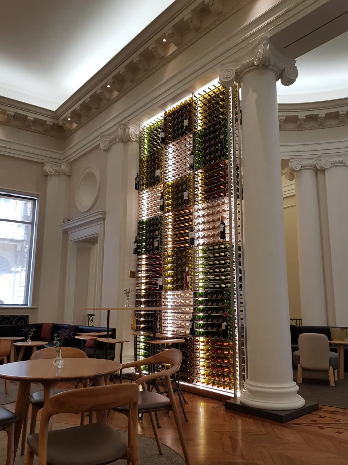 Mur de bouteilles de vin entre deux colonnes dans un salon-bar
