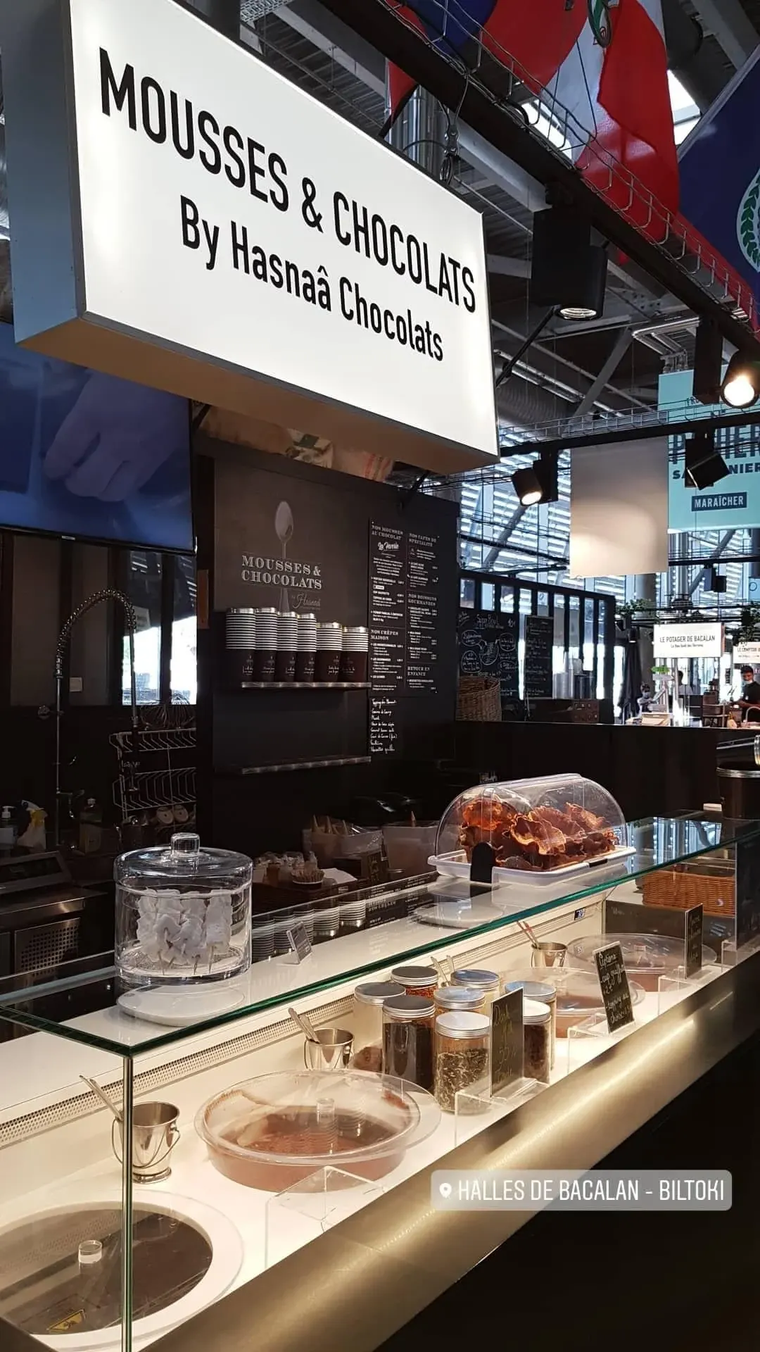 Comptoir réfrigéré d'une boutique de mousses et chocolats