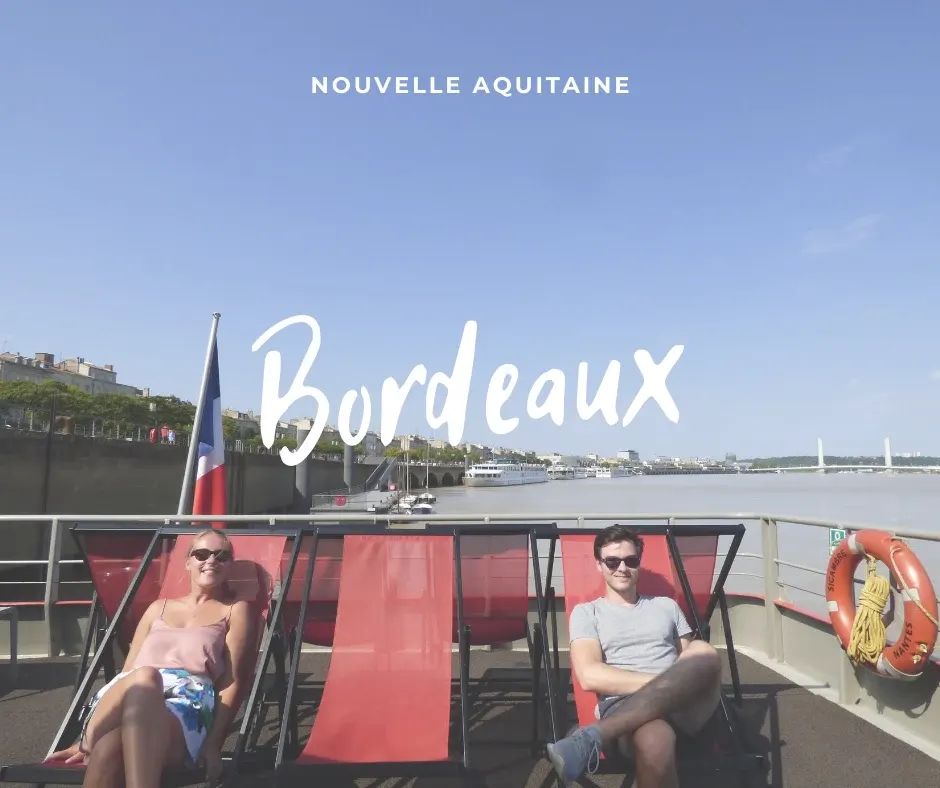 Couple en transats rouges sur un bateau, titre Bordeaux en surimpression