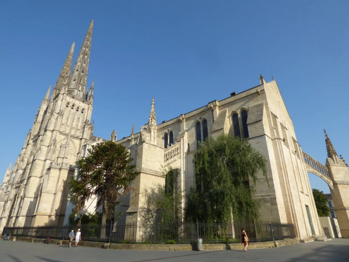 Chevet gothique de la cathédrale et ses flèches jumelles hérissées