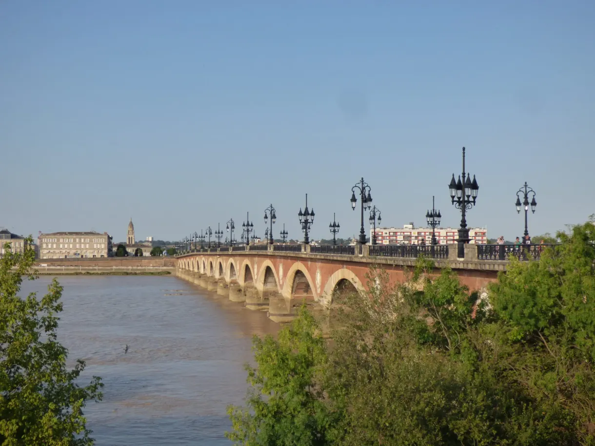 Longues arches de brique du pont de pierre enjambant la Garonne