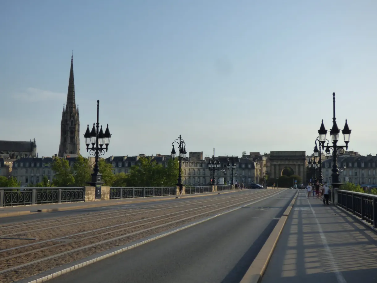 Tablier du pont désert, ses réverbères en fonte et ses rails de tram