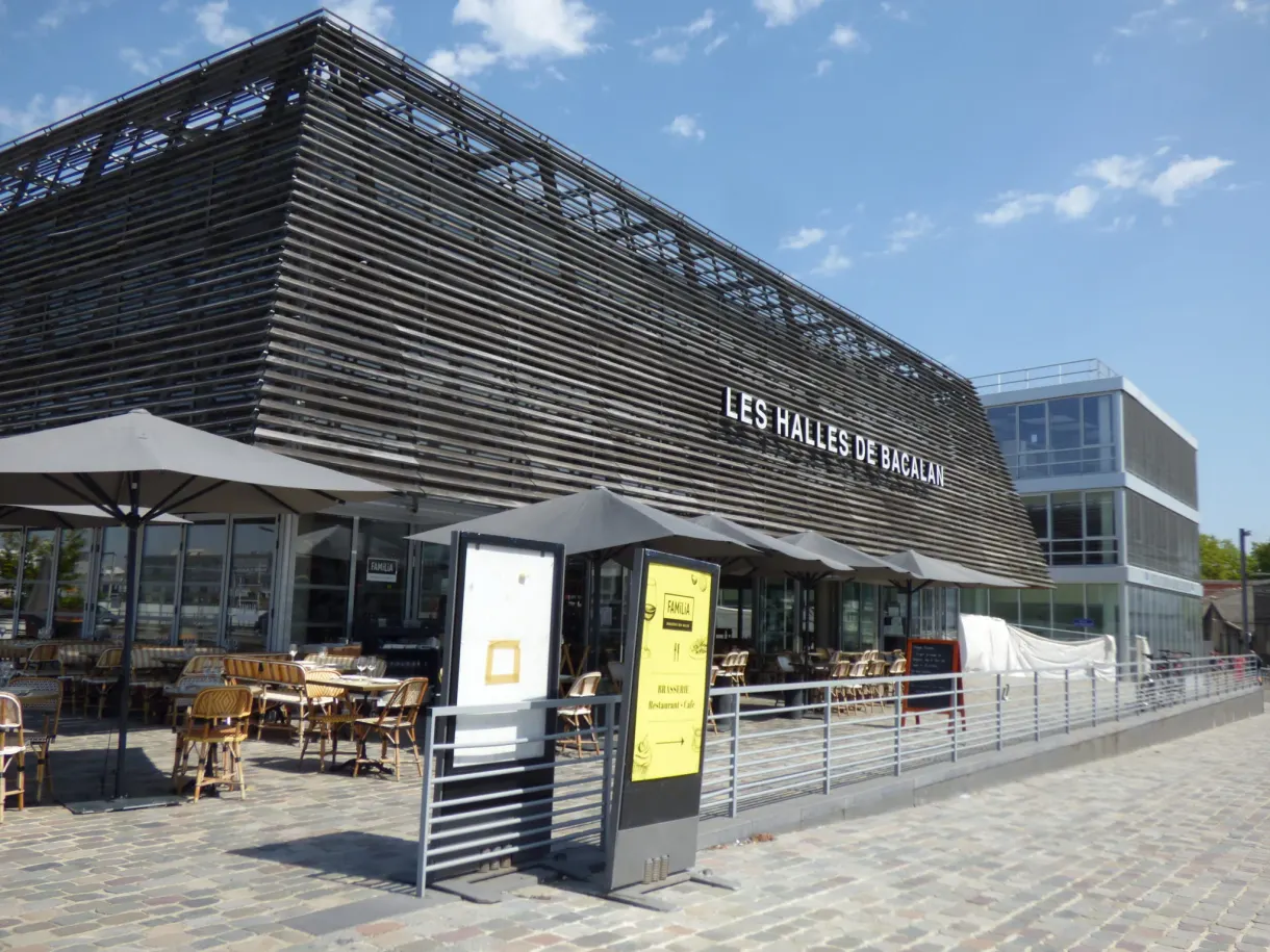 Bâtiment contemporain à bardage sombre des Halles de Bacalan