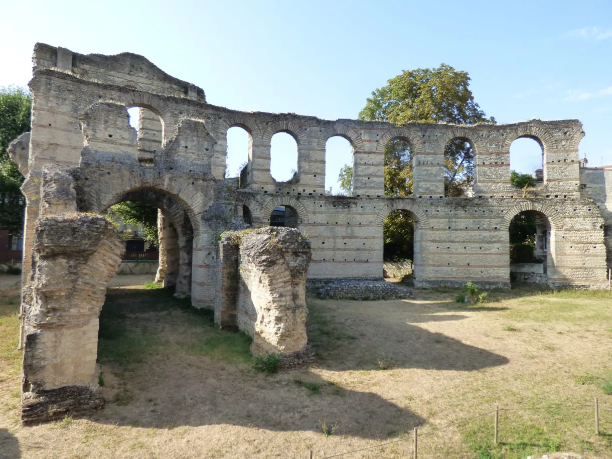 Ruines romaines aux arcades de brique dressées sur l'herbe sèche