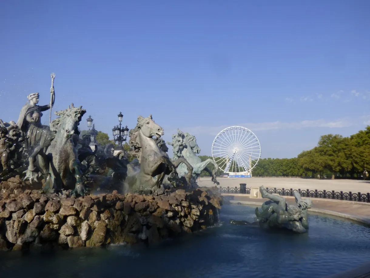 Chevaux marins de bronze jaillissant du bassin d'une fontaine