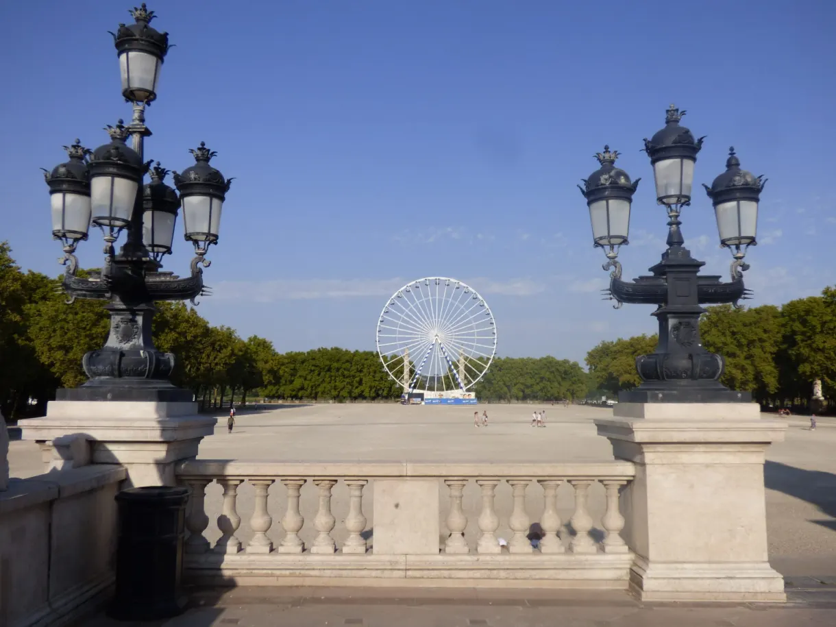 Candélabres noirs encadrant l'esplanade et sa grande roue