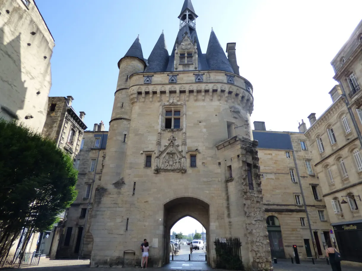 Porte médiévale à tourelles pointues percée d'un passage voûté