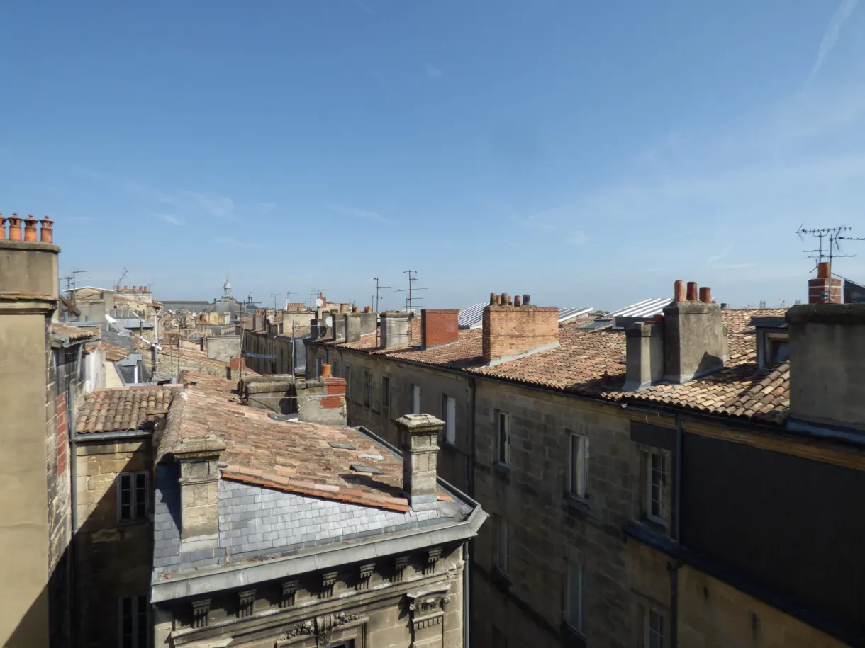 Enfilade de toits, cheminées et lucarnes du vieux centre
