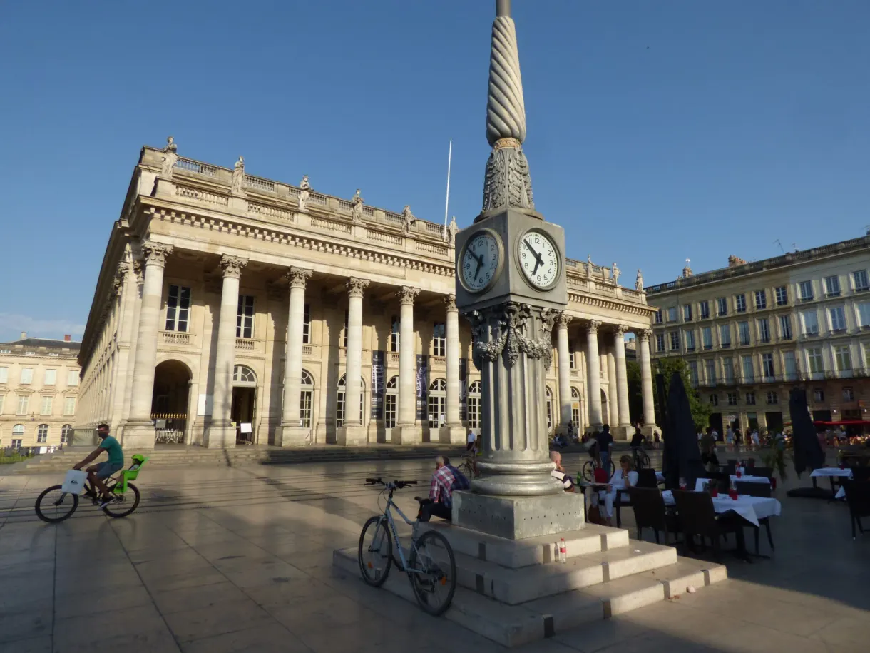 Colonne-horloge de pierre devant la colonnade du Grand Théâtre
