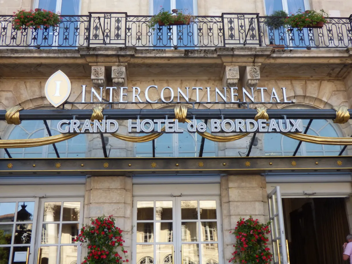 Auvent doré et enseigne d'un grand hôtel à la tombée du jour
