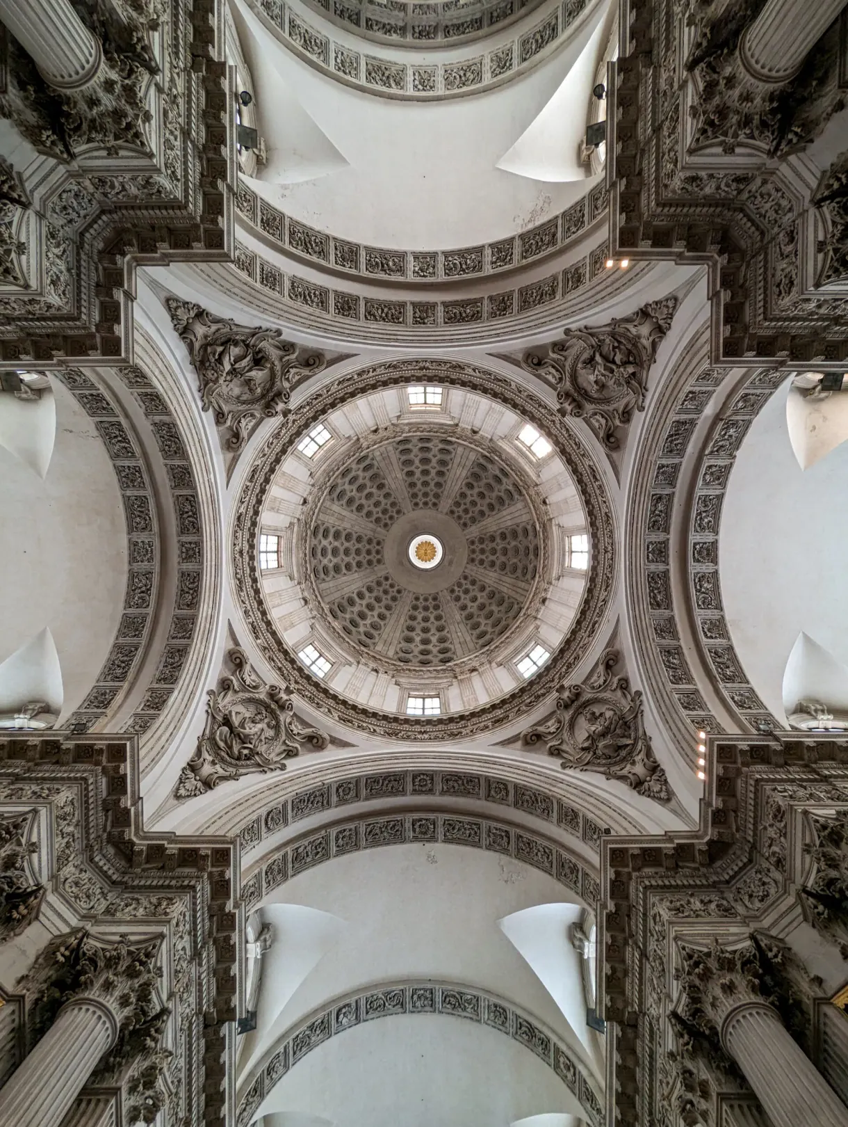 White dome seen from below from the nave