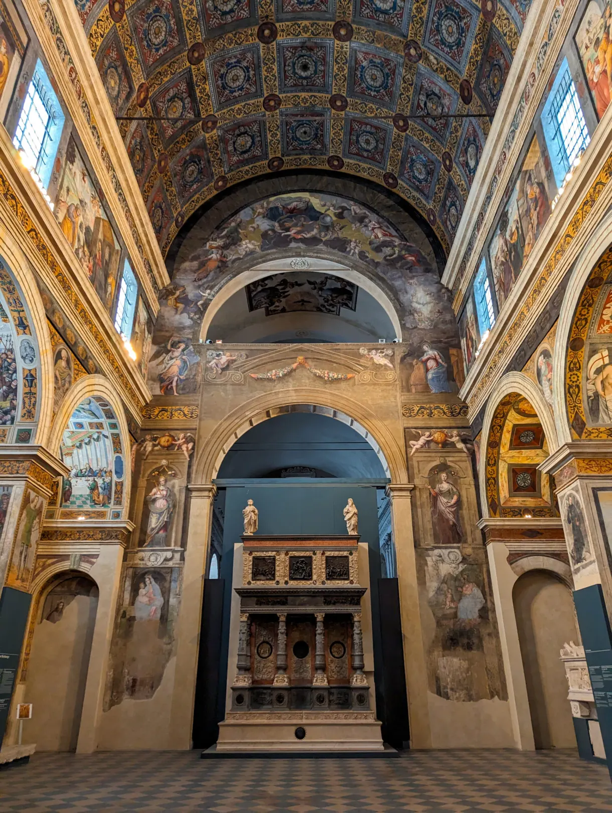 Oratory with walls and vaults painted from top to bottom