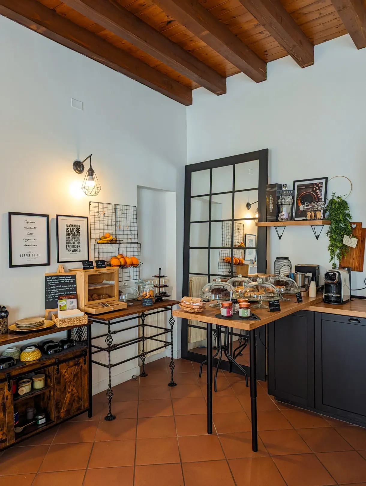 Breakfast corner beneath the wooden beams of the flat
