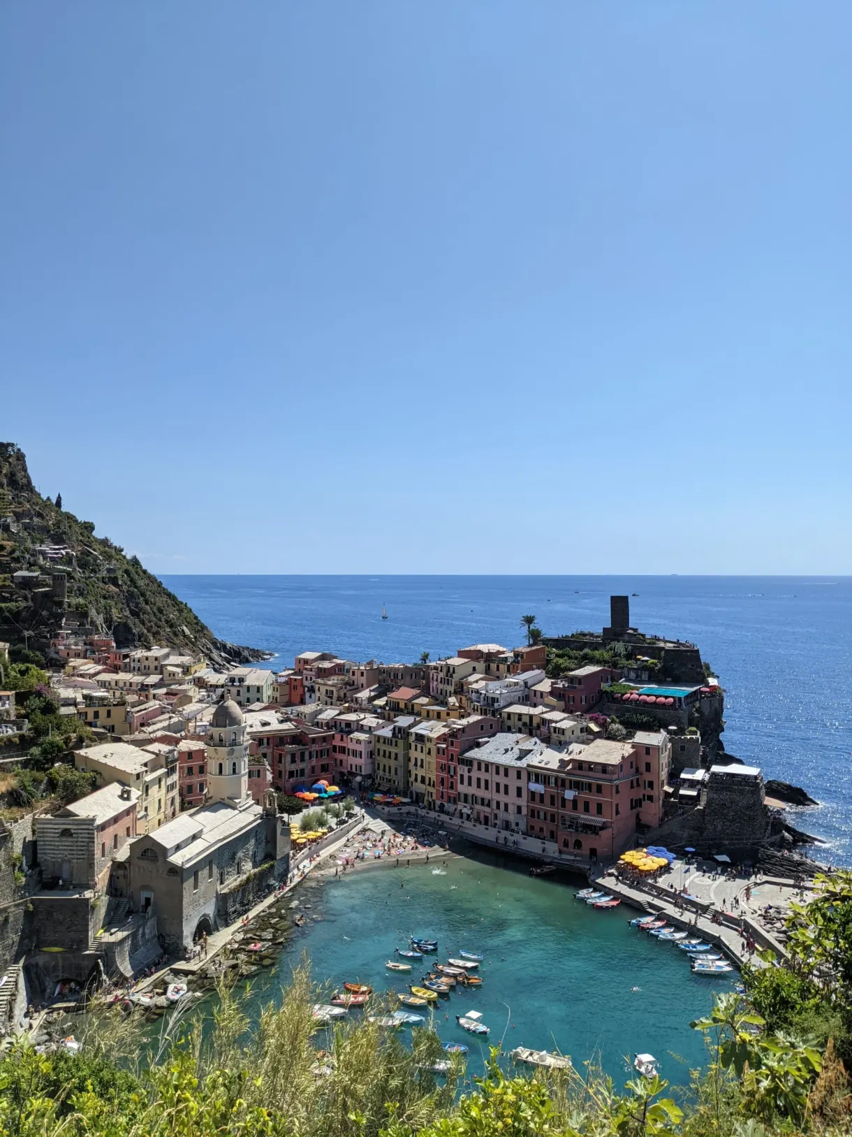 Maisons ocre de Vernazza serrées autour de son petit port