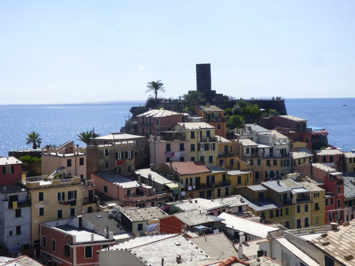 Toits serrés de Vernazza dominés par une tour carrée