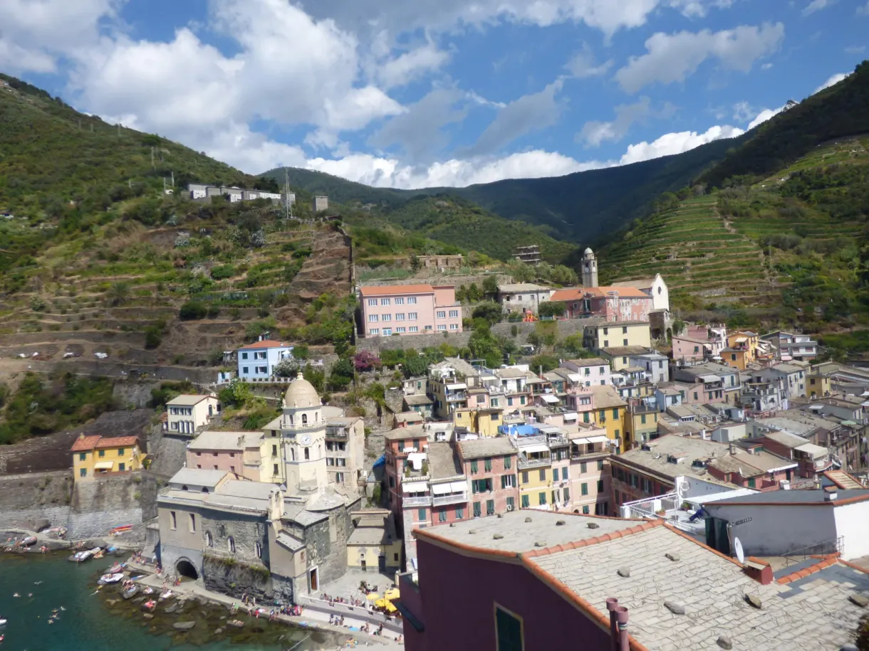 Clocher de Vernazza au creux des collines en terrasses