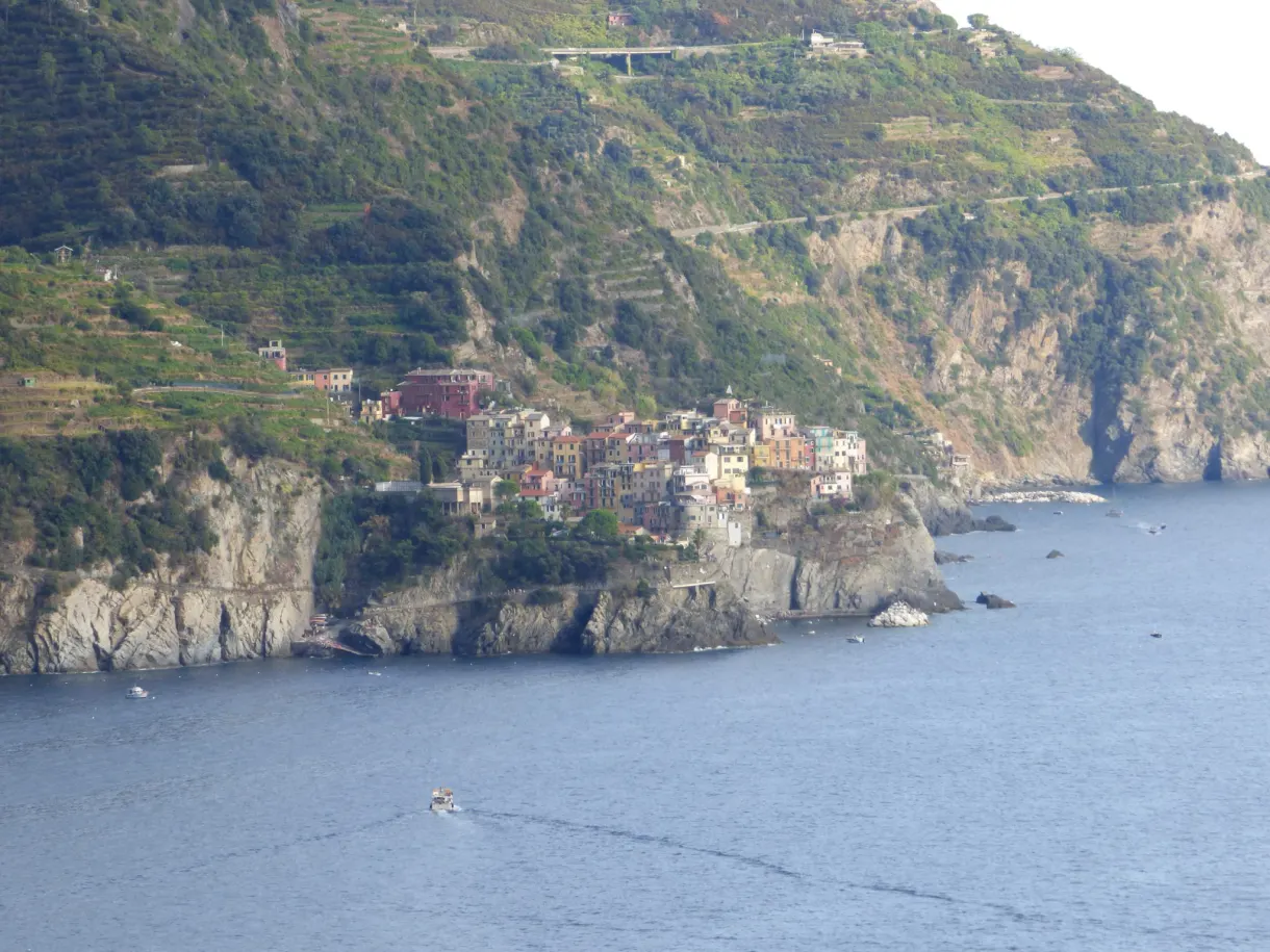 Corniglia perché en haut de sa falaise au-dessus de la mer
