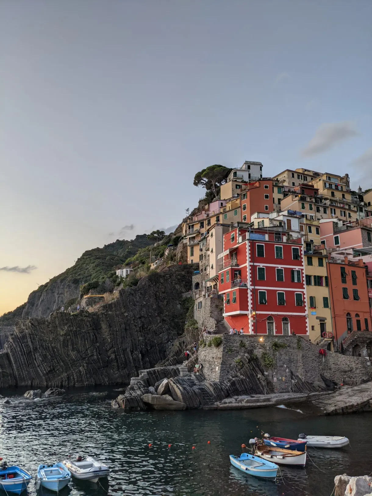 Riomaggiore et ses barques au pied de la falaise