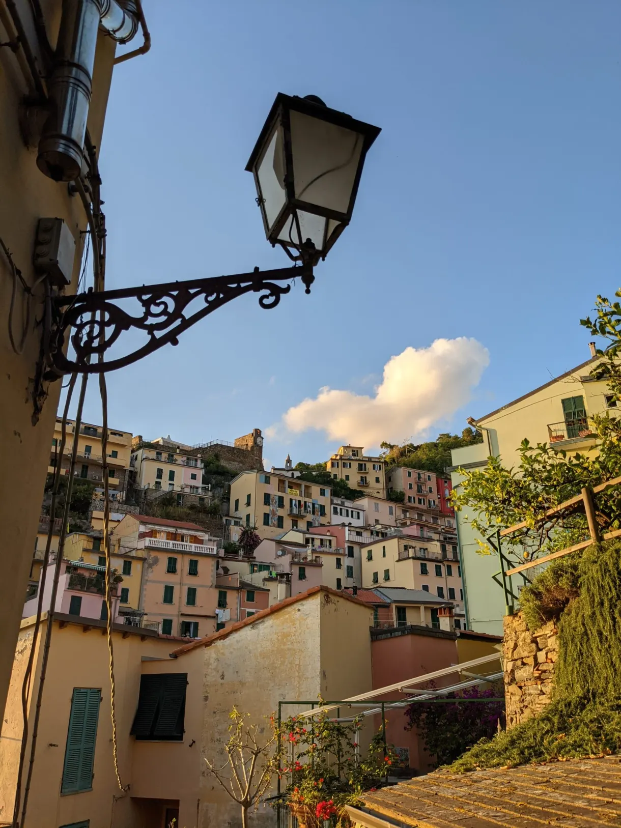 Lampadaire en fer forgé devant les maisons pastel