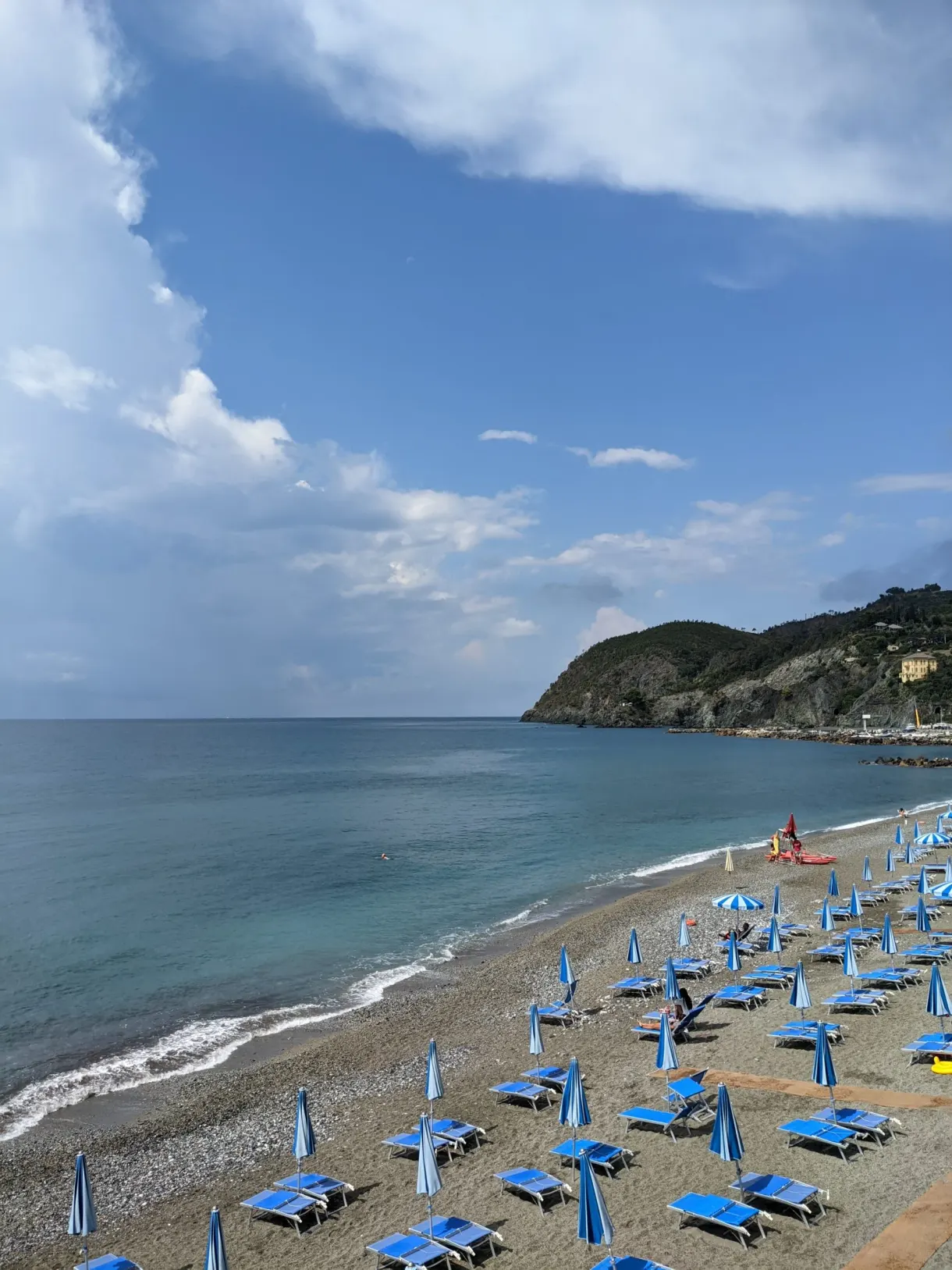 Transats bleus alignés sur la plage de Levanto