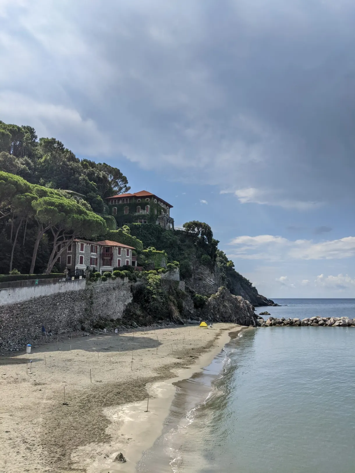 Villa sur le promontoire boisé dominant une plage déserte
